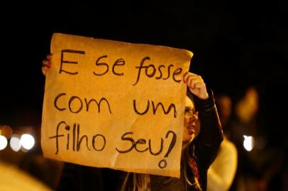  PORTO ALEGRE, RS, BRASIL, 09-08-2015- eSTUDANTES DO COLÉGIO pROTÁSIO aLVES PARALISAM A aV IPIRANGA EM PROTESTO CONTRA ESTUDANTE MORTE EM ASSALTO