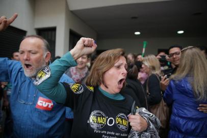  São Leopoldo , RS , BRASIL , 10-07-2015 - Protesto da Prefeitura de São Leopoldo.Após um acordo com a polícia professores e servidores desocupam o prédio invadido na prefeitura.(FOTO:DIEGO VARA/AGENCIA RBS )