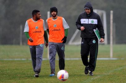 CAXIAS DO SUL, RS, BRASIL, 09/07/2015. Treino do Juventude realizado no CTA. O Ju está disputando a série C do Campeonato Brasileiro. Na foto, atacante Jô, meia Wallacer e técnico Antonio Picoli. (Porthus Junior/Pioneiro)