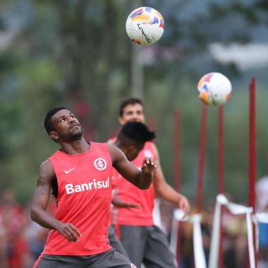  BENTO GONÇALVES, RS, BRASIL, 18-01-2015: Pré-temporada 2015 do Internacional em Bento Gonçalves.Treino na Associação Geremia.Jogador Geferson.(FOTO: DIEGO VARA/AGÊNCIA RBS)