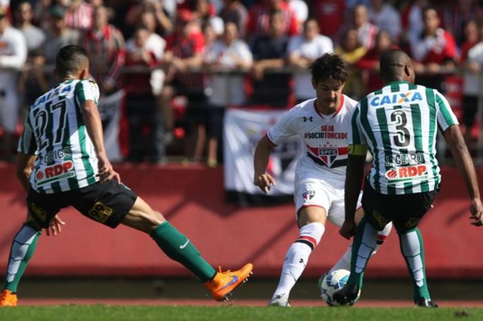 Com recorde de público, Corinthians marca no fim e bate São Paulo