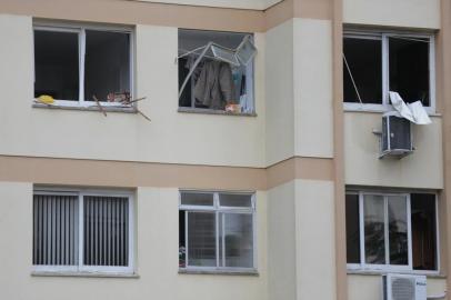  PORTO ALEGRE, RS, BRASIL - 12-07-2015 - Um estouro forte foi ouvido por moradores no bairro Boa Vista, em Porto Alegre. Por volta de 14h50 deste domingo, informa o Corpo de Bombeiros, um vazamento de gás provocou uma explosão em um apartamento do quarto andar de um prédio na Avenida Anita Garibaldi próximo ao número 2340. As autoridades informam que há nove feridos, três com maior gravidade que já foram encaminhados ao atendimento pela SAMU. Outros três apartamentos do mesmo andar também foram atingidos (FOTO: DIEGO VARA/AGÊNCIA RBS)