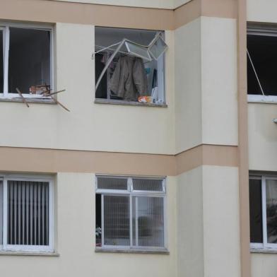  PORTO ALEGRE, RS, BRASIL - 12-07-2015 - Um estouro forte foi ouvido por moradores no bairro Boa Vista, em Porto Alegre. Por volta de 14h50 deste domingo, informa o Corpo de Bombeiros, um vazamento de gás provocou uma explosão em um apartamento do quarto andar de um prédio na Avenida Anita Garibaldi próximo ao número 2340. As autoridades informam que há nove feridos, três com maior gravidade que já foram encaminhados ao atendimento pela SAMU. Outros três apartamentos do mesmo andar também foram atingidos (FOTO: DIEGO VARA/AGÊNCIA RBS)