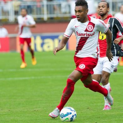  JOINVILLE, SC, BRASIL - Joinville 0 X 2 Inter pelo campeonato brasileiro série A. Na imagem Vitinho conduz a bolal.