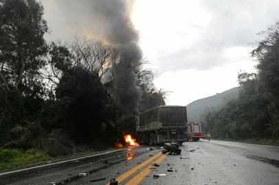 Carreta pega fogo e motorista morre em acidente na BR-158 em Santa Maria (13/07)