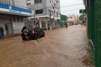  Em Taquara, a Rua Guilherme Lahm foi tomada pela água. Foto de Katia Haubert.