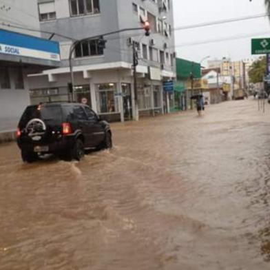  Em Taquara, a Rua Guilherme Lahm foi tomada pela água. Foto de Katia Haubert.