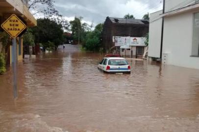 Ruas ficaram tomadas pela água em Novo Hamburgo