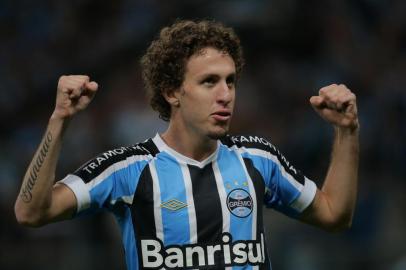 PORTO ALEGRE, RS, BRASIL - 11-07-2015 - PORTO ALEGRE, RS, BRASIL - 11-07-2015 - Com autoridade, o Grêmio venceu o Vasco por 2 a 0 na Arena e se firmou de vez npa ponta da tabela do Brasileirão. Com um gol contra de Anderson Salles e outro de Pedro Rocha, o time de Roger Machado ganhou fôlego na luta pelo G-4 e atingiu os 26 pontos na tabela. Lateral Galhardo (FOTO: DIEGO VARA/AGÊNCIA RBS)