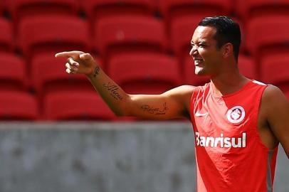  PORTO ALEGRE, RS, BRASIL, 06-02-2015: Zagueiro Réver. Inter faz último treino no Beira-Rio antes de enfrentar o Novo Hamburgo, no sábado, pelo Gauchão 2015.(Foto: Carlos Macedo/Agência RBS)