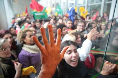  PORTO ALEGRE, RS, BRASIL - 14-07-2015 - Nesta terça-feira, a Assembleia Legislativa vota o projeto da Lei de Diretrizes Orçamentárias (LDO) de 2016. A proposta do governo do Estado gera polêmica, pois prevê a correção de apenas 3% em relação ao previsto para esse ano. Isso significa o congelamento de salários, uma vez que 3% cobre apenas o crescimento vegetativo da folha de pagamento (FOTO: RICARDO DUARTE/AGÊNCA RBS)