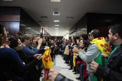  PORTO ALEGRE, RS, BRASIL - 14-07-2015 - Nesta terça-feira, a Assembleia Legislativa vota o projeto da Lei de Diretrizes Orçamentárias (LDO) de 2016. A proposta do governo do Estado gera polêmica, pois prevê a correção de apenas 3% em relação ao previsto para esse ano. Isso significa o congelamento de salários, uma vez que 3% cobre apenas o crescimento vegetativo da folha de pagamento (FOTO: RICARDO DUARTE/AGÊNCA RBS)