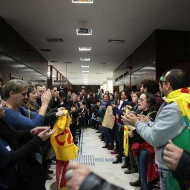  PORTO ALEGRE, RS, BRASIL - 14-07-2015 - Nesta terça-feira, a Assembleia Legislativa vota o projeto da Lei de Diretrizes Orçamentárias (LDO) de 2016. A proposta do governo do Estado gera polêmica, pois prevê a correção de apenas 3% em relação ao previsto para esse ano. Isso significa o congelamento de salários, uma vez que 3% cobre apenas o crescimento vegetativo da folha de pagamento (FOTO: RICARDO DUARTE/AGÊNCA RBS)