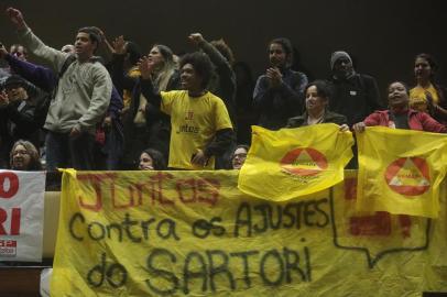  PORTO ALEGRE, RS, BRASIL - 14-07-2015 - Nesta terça-feira, a Assembleia Legislativa vota o projeto da Lei de Diretrizes Orçamentárias (LDO) de 2016. A proposta do governo do Estado gera polêmica, pois prevê a correção de apenas 3% em relação ao previsto para esse ano. Isso significa o congelamento de salários, uma vez que 3% cobre apenas o crescimento vegetativo da folha de pagamento (FOTO: RICARDO DUARTE/AGÊNCIA RBS)