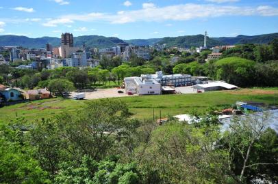  Hospital-escola da Unifra, que pode funcionar no mesmo local do Hospital São Francisco, parece ter um impasse a menos para começar a ser construído:  prefeito encaminhou a Câmara de Vereadores um projeto de lei para permitir que uma construção do porte do hospital seja feita na área.