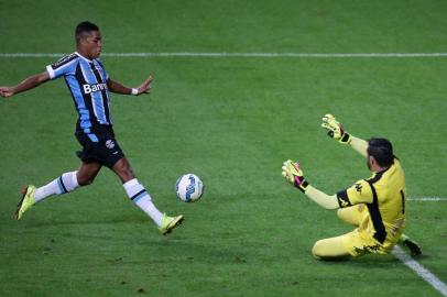 PORTO ALEGRE, RS, BRASIL - 14-07-2015 - Copa do Brasil, 3ª Fase - Grêmio x Criciúma na Arena.(FOTO:DIEGO VARA/AGÊNCIA RBS)Jogador Pedro Rocha entra em impedimento na área.