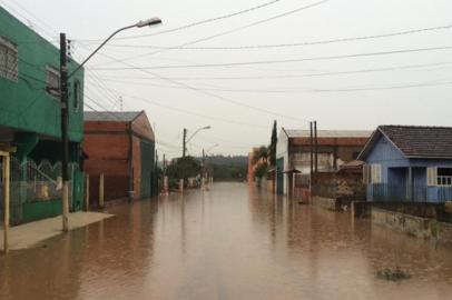 Nível da água está baixando em Esteio, mas segue a chuva, o que dificulta a volta da pessoas para casa. rdgol