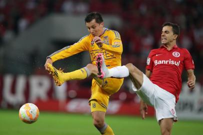  PORTO ALEGRE, RS, BRASIL - 15-07-2015 - Copa Libertadores da América - Semifinal - Jogo de Ida, Internacional x Tigres (Mex) no estádio Beira-Rio.(FOTO:FERNANDO GOMES/AGÊNCIA RBS)Jogadores Nilmar e José Francisco Torres