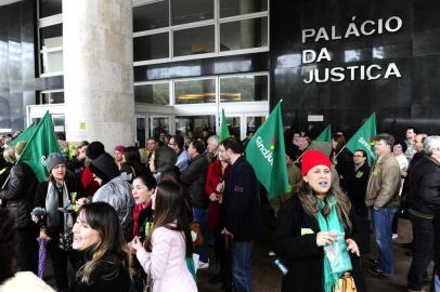  PORTO ALEGRE , RS , BRASIL 16-06-2015 - Protesto do judiciario no palacio da justiça (FOTO: RONALDO BERNARDI / AGENCIA RBS )