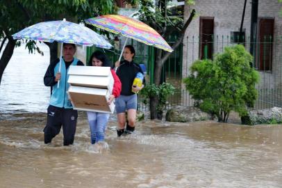 Chuva obriga moradores de Alvorada a deixarem suas casas.