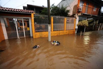 Chuva alaga ruas e casas no bairro São Sebastião, em Esteio.