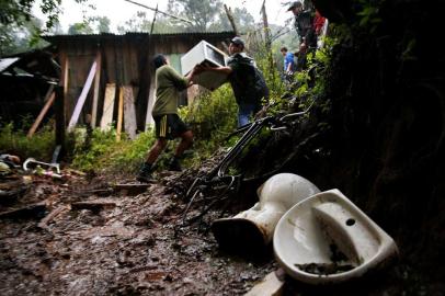  NOVO HAMBURGO, RS, BRASIL, 20-07-2015- Desabamentos de casas no bairro Kephas em novo hamburgo com as chuvas fortes-mORADORES TENTAM SALVAR PERTENCES FOTO ADRIANA FRANCIOSI, AGENCIA RBS