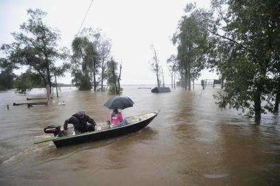  CACHOEIRINHA, RS, BRASIL - 20-07-2015 - Transtornos causados pela chuva. Alagamentos (FOTO: DIEGO VARA/AGÊNCIA RBS)