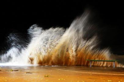 PORTO ALEGRE, RS, BRASIL (20/07/2015): Por causa do vento, Guaíba forma ondas no calçadão de Ipanema, em Porto Alegre