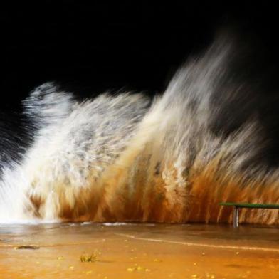 PORTO ALEGRE, RS, BRASIL (20/07/2015): Por causa do vento, Guaíba forma ondas no calçadão de Ipanema, em Porto Alegre