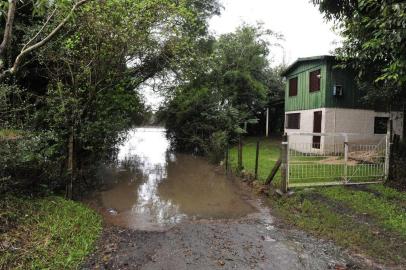  Chuva deixam moradores em alerta em Santa Maria. No Passo Do Verde, moradores começam a erguer os móveisSanta Maria, Rio Grande do Sul, Brasil, 20/07/2015Fotógrafo: Ronald Mendes