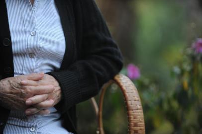  

Doença de Alzheimer: o dia a dia de uma família que convive com a doença. Maria de Lourdes Storckmann, 74