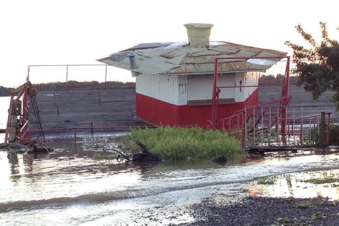 Bar flutuante afunda com a cheia no Guaíba.