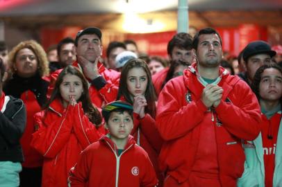  PORTO ALERGRE, RS, BRASIL - Torcedores se concentram no beira-rio para acompanhar o jogo decisivo do inter pela libertadores 2015.Fotógrafo: Marcelo Oliveira