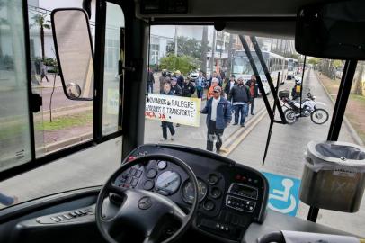  Porto Alegre , RS , BRASIL , 23-07-2015- Em protesto por mais segurança, rodoviários paralisam as linhas T4, da Carris, 429-Protásio Iguatemi e 433-Vila Jardim, da Unibus, na manhã desta quinta-feira, em Porto Alegre. (FOTO : FERNANDO GOMES / AGENCIA RBS )