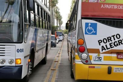  Porto Alegre , RS , BRASIL , 23-07-2015- Em protesto por mais segurança, rodoviários paralisam as linhas T4, da Carris, 429-Protásio Iguatemi e 433-Vila Jardim, da Unibus, na manhã desta quinta-feira, em Porto Alegre. (FOTO : FERNANDO GOMES / AGENCIA RBS )