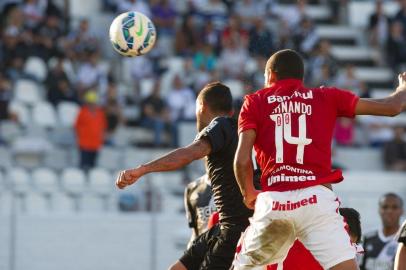 Ponte Preta x InterCAMPINAS, SÃO PAULO, BRASIL -  Estádio Moisés Lucarelli, Ponte Preta x Internacional partida válida pelo Brasileirão 2015. Ernano disputa com jogador da Ponte Preta. foto Alexandre LopsIndexador: Alexandre_Lops