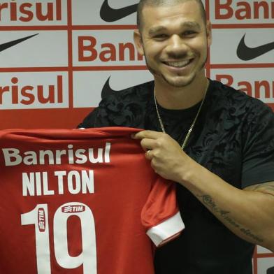 Nilton recebe a camisa 19 do diretor de futebol do Inter, Luiz Fernando Costa, para a temporada 2015.