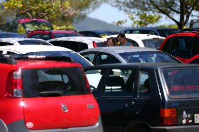  FLORIANÓPOLIS - SC - BRASIL (26/12/2013). Reajuste de impostos e tributos como IPTU, IPVA, ITBI e mensalidade escolar. (FOTO: ALVARÉLIO KUROSSU/AGÊNCIA RBS)