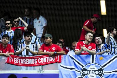  PORTO ALEGRE, RS, BRASIL, 26-04-2015 : Torcida mista se prepara para o Gre-Nal de número 405, primeira partida da final do Campeonato Gaúcho 2015, entre Grêmio e Internacional, na Arena. (Foto: Mateus Bruxel/Agência RBS, Editoria Esportes)Indexador: DIEGO VARA