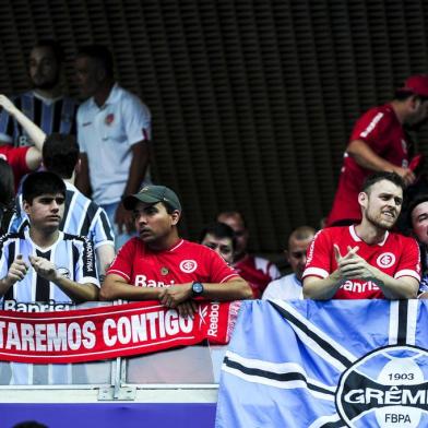  PORTO ALEGRE, RS, BRASIL, 26-04-2015 : Torcida mista se prepara para o Gre-Nal de número 405, primeira partida da final do Campeonato Gaúcho 2015, entre Grêmio e Internacional, na Arena. (Foto: Mateus Bruxel/Agência RBS, Editoria Esportes)Indexador: DIEGO VARA