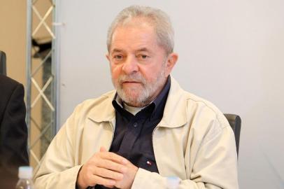 O ex-presidente Luiz Inácio Lula da Silva informou nesta quarta-feira que entrará com uma ação por danos morais contra a revista Veja.