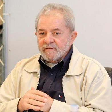 O ex-presidente Luiz Inácio Lula da Silva informou nesta quarta-feira que entrará com uma ação por danos morais contra a revista Veja.