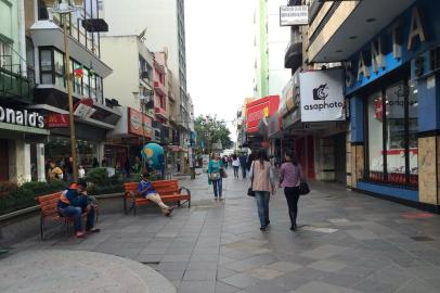 Domingo teve a primeira edição do Projeto Soma, tentativa de abertura do comércio um domingo por mês na cidade.