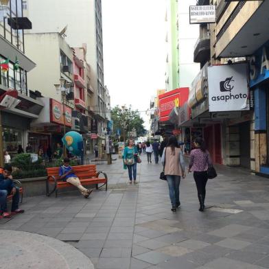 Domingo teve a primeira edição do Projeto Soma, tentativa de abertura do comércio um domingo por mês na cidade.