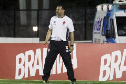 Celso Roth comanda o Vasco em São Januário em vitória por 1 a 0 sobre o Avaí pela 10ª rodada do Campeonato Brasileiro.