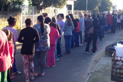 altando mais de uma hora para início da vacinação, mais de 100 pessoas já estão na fila, meningite, rdgol