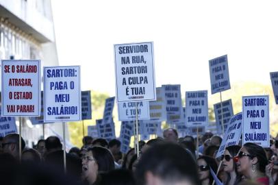  PORTO ALEGRE, RS, BRASIL, 31-07-2015: Servidores públicos estaduais protestam contra parcelamento de salários no Centro Administrativo. O contracheque confirma o parcelamento dos vencimentos do Poder Executivo. Funcionários públicos do Estado encontraram dois depósitos: um de R$ 1.800 e outro de R$ 350. Os valores somam R$ 2.150 como valor máximo pago pelo governo do Estado. (Foto: Mateus Bruxel / Agência RBS)