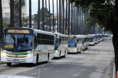  PORTO ALEGRE , RS , BRASIL , 31-07-2014-Apesar do anúncio da chamada operação padrão ou operação tartaruga  nos ônibus de Porto Alegre, o transporte público opera normalmente na manhã desta quinta-feira. (FOTO : RONLADO BERNARDI /AGENCIA RBS / NOTÍCIA )