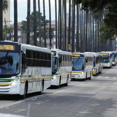  PORTO ALEGRE , RS , BRASIL , 31-07-2014-Apesar do anúncio da chamada operação padrão ou operação tartaruga  nos ônibus de Porto Alegre, o transporte público opera normalmente na manhã desta quinta-feira. (FOTO : RONLADO BERNARDI /AGENCIA RBS / NOTÍCIA )