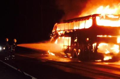 Ônibus pega fogo na ERs-287